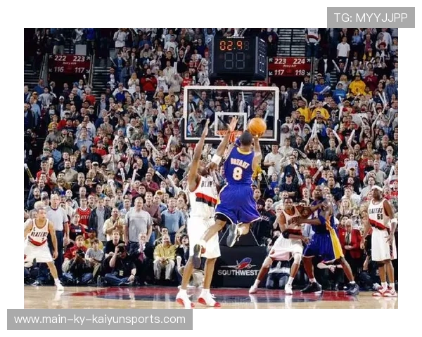 NBA球星空中漂移三分命中，全场震撼