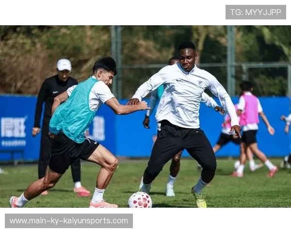 斯坦丘亮相大连英博训练场，参与半场攻防战术演练